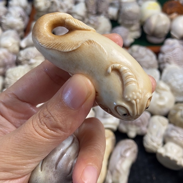 排***三配饰鹿角雕刻一个出