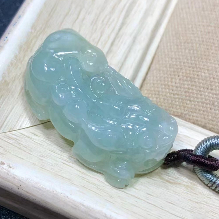 翡翠A货冰润浅绿金钱貔貅挂件35.7−20−11.3mm
