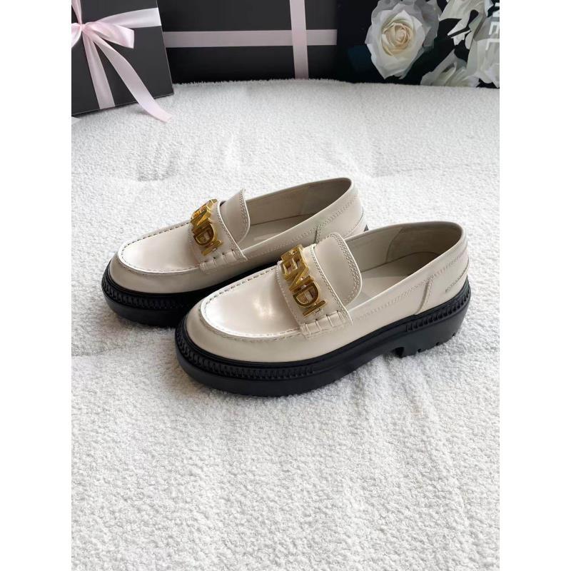 95新 FENDI/芬迪 cc915 米色复古金扣字母乐福鞋 38码 防尘袋