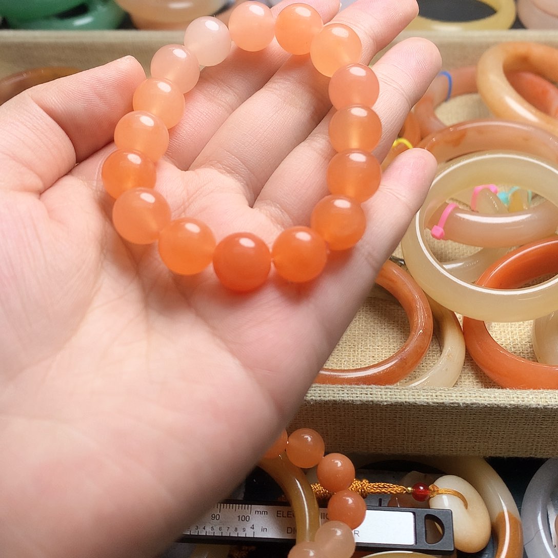 未镶嵌石英质玉（黄龙玉）手镯