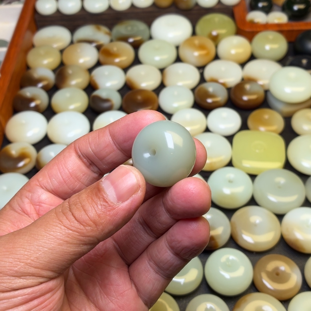 d***v和田玉未镶嵌颈饰