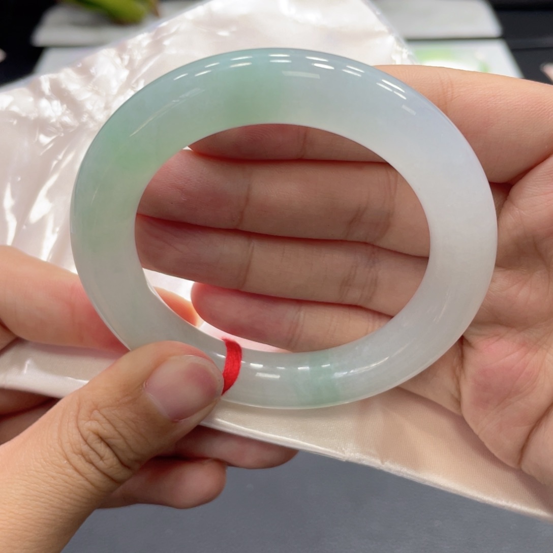 翡翠手镯未镶嵌翡翠