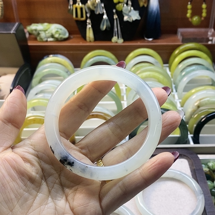 蛇纹石玉手镯未镶嵌邹*洲