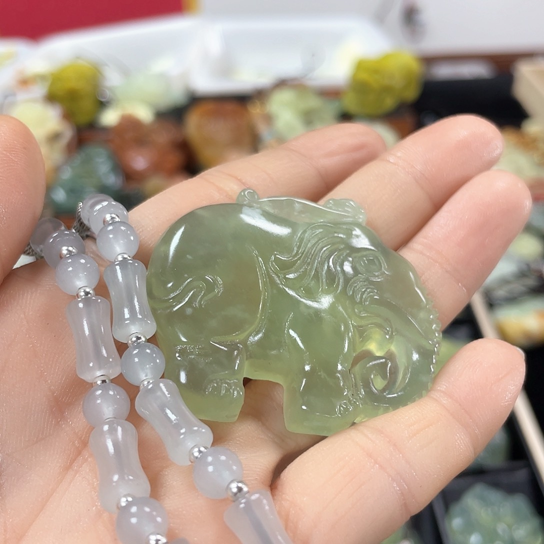 蛇纹石玉颈饰未镶嵌