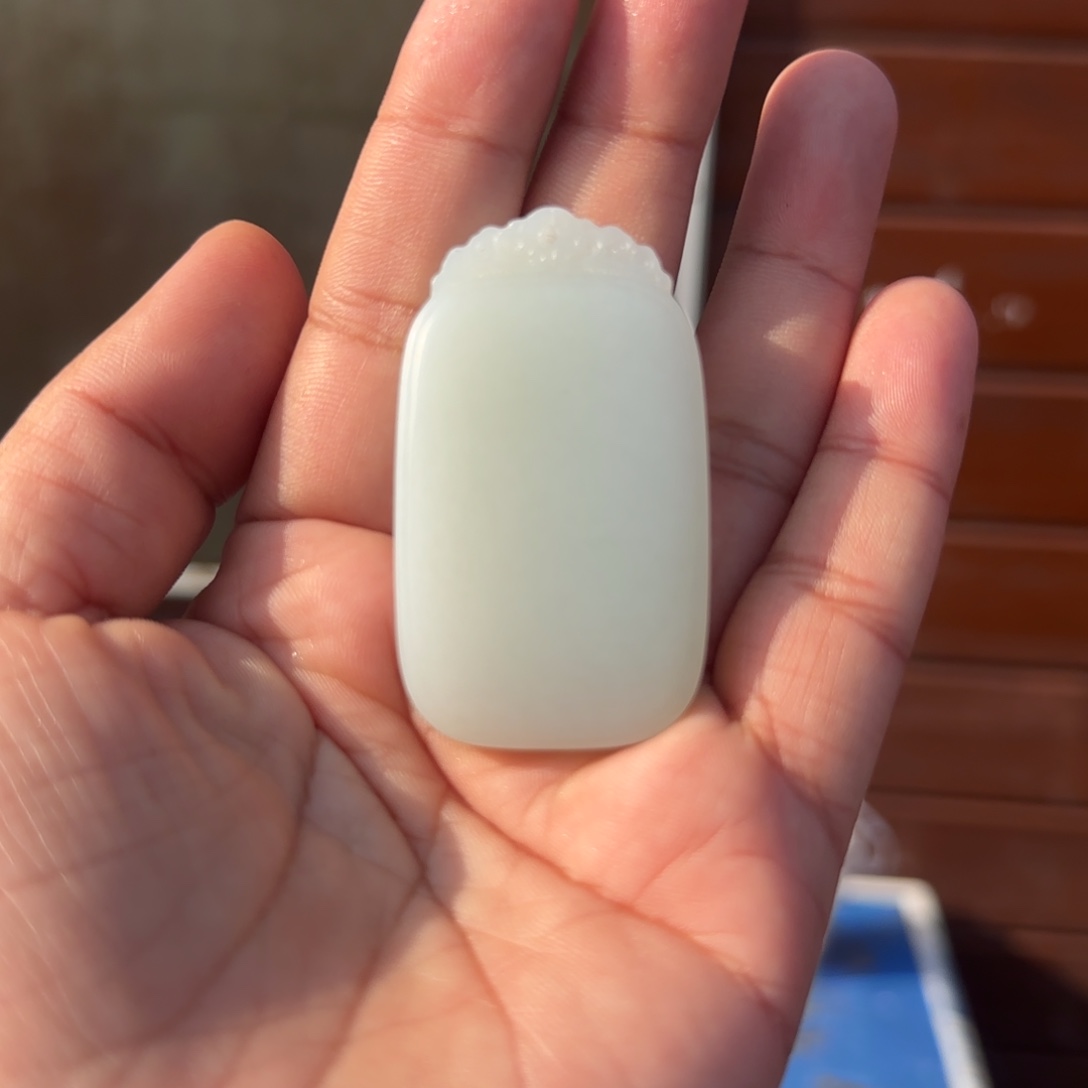 个***和田玉未镶嵌颈饰