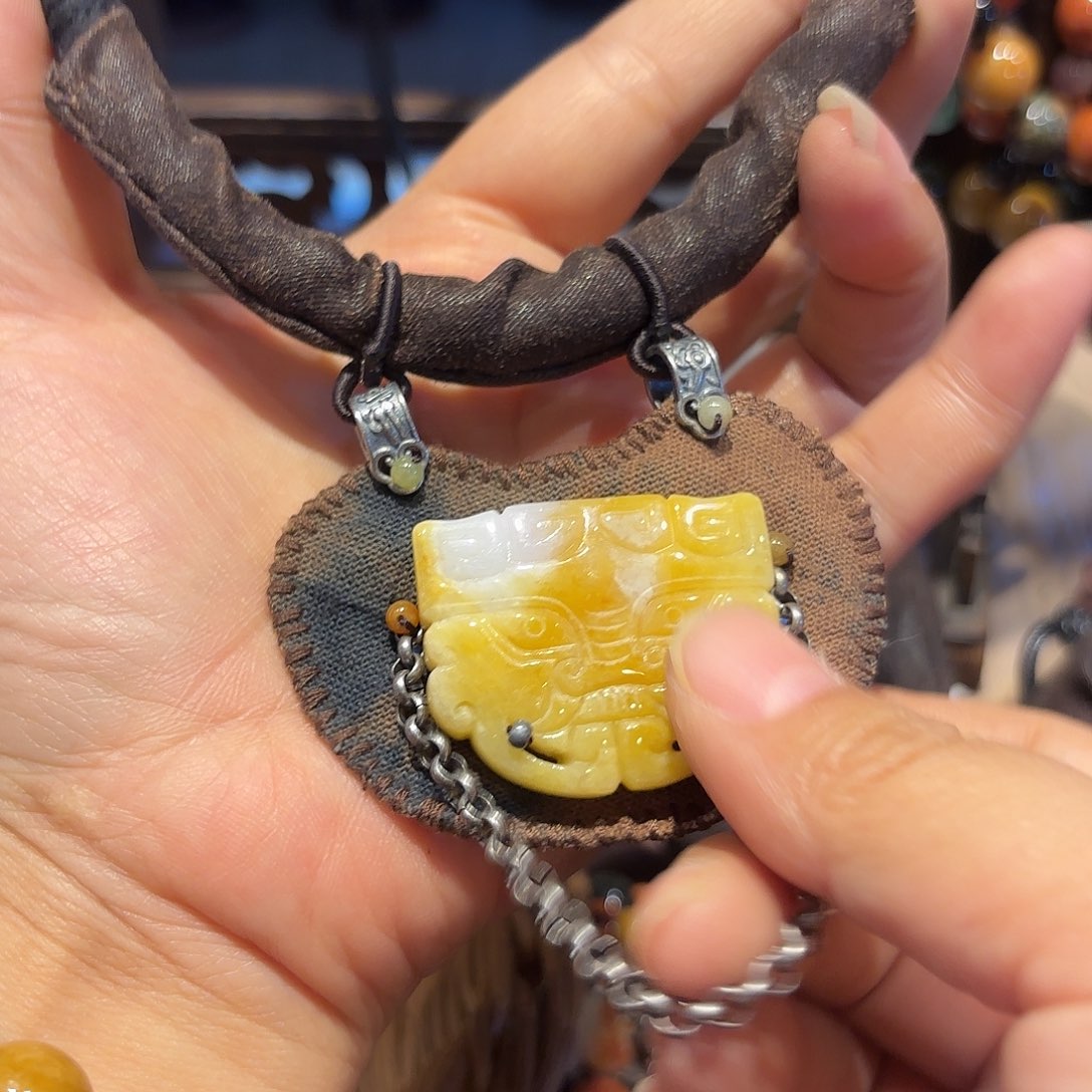 翡翠未镶嵌颈饰原创歌曲