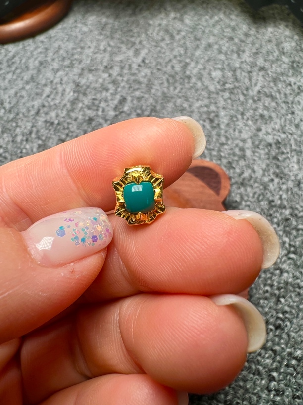 足金镶嵌双面绿松贝云