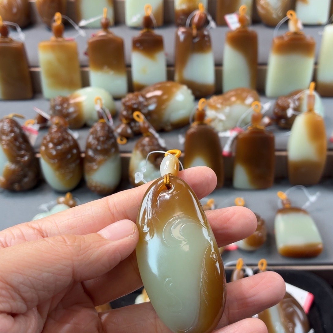 余***學和田玉未镶嵌颈饰