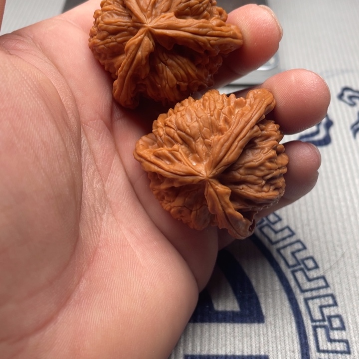 ****线文玩核桃吊坠三棱