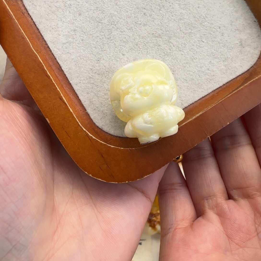 周***。琥珀未镶嵌珠宝奇石