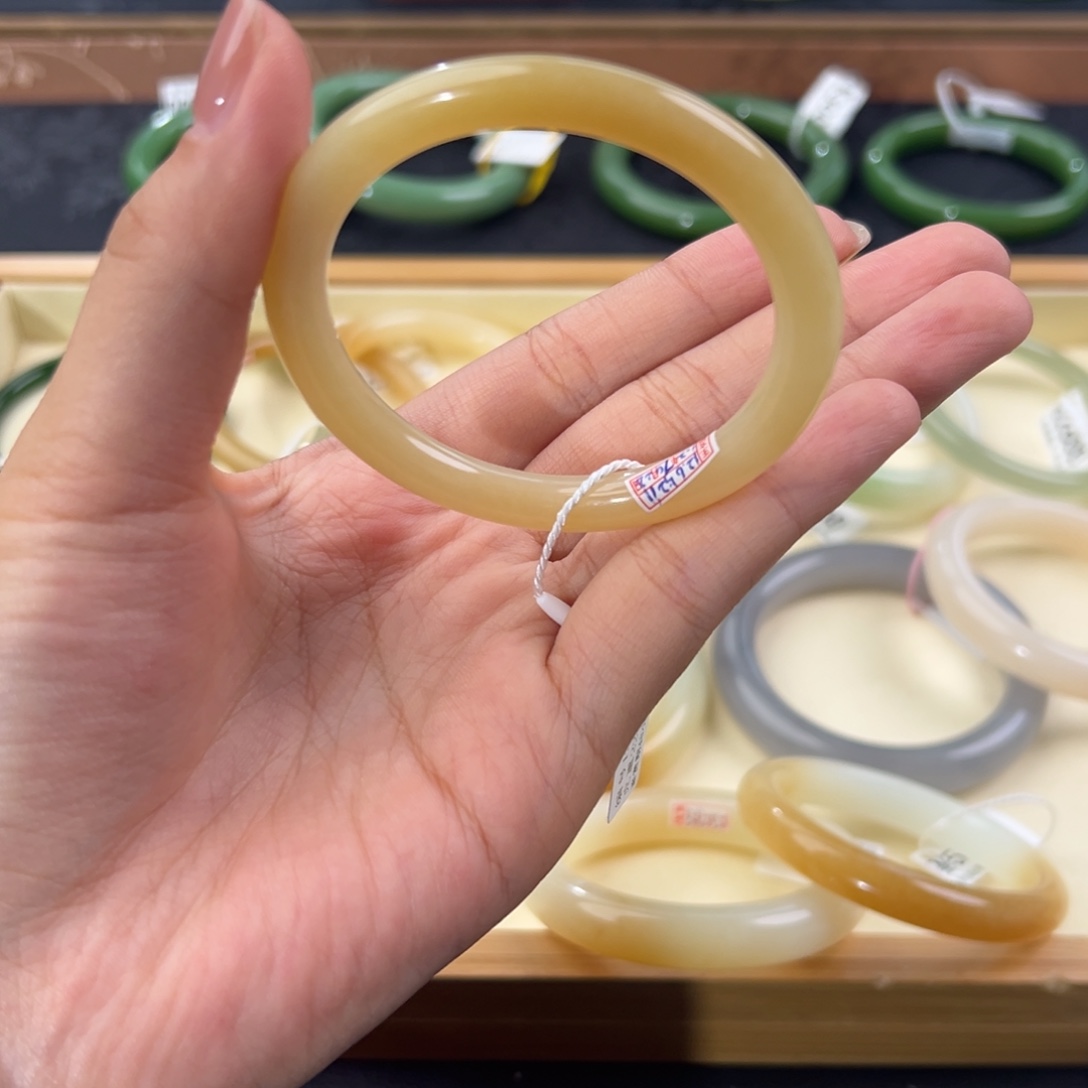 天***角和田玉未镶嵌手镯