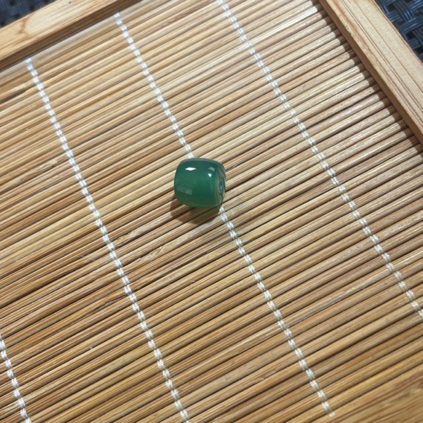 绿色玛瑙直切珠尺寸约7.5*8.7mm手工DIY配珠