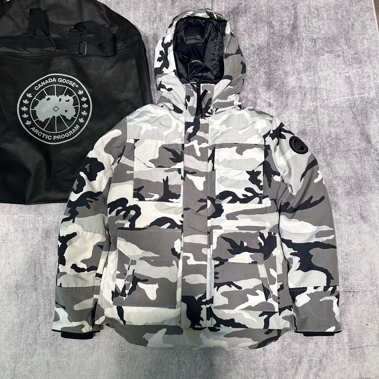 99新 CANADA GOOSE 加拿大鹅 Macmillan迷彩羽绒服/m码可拆卸帽子