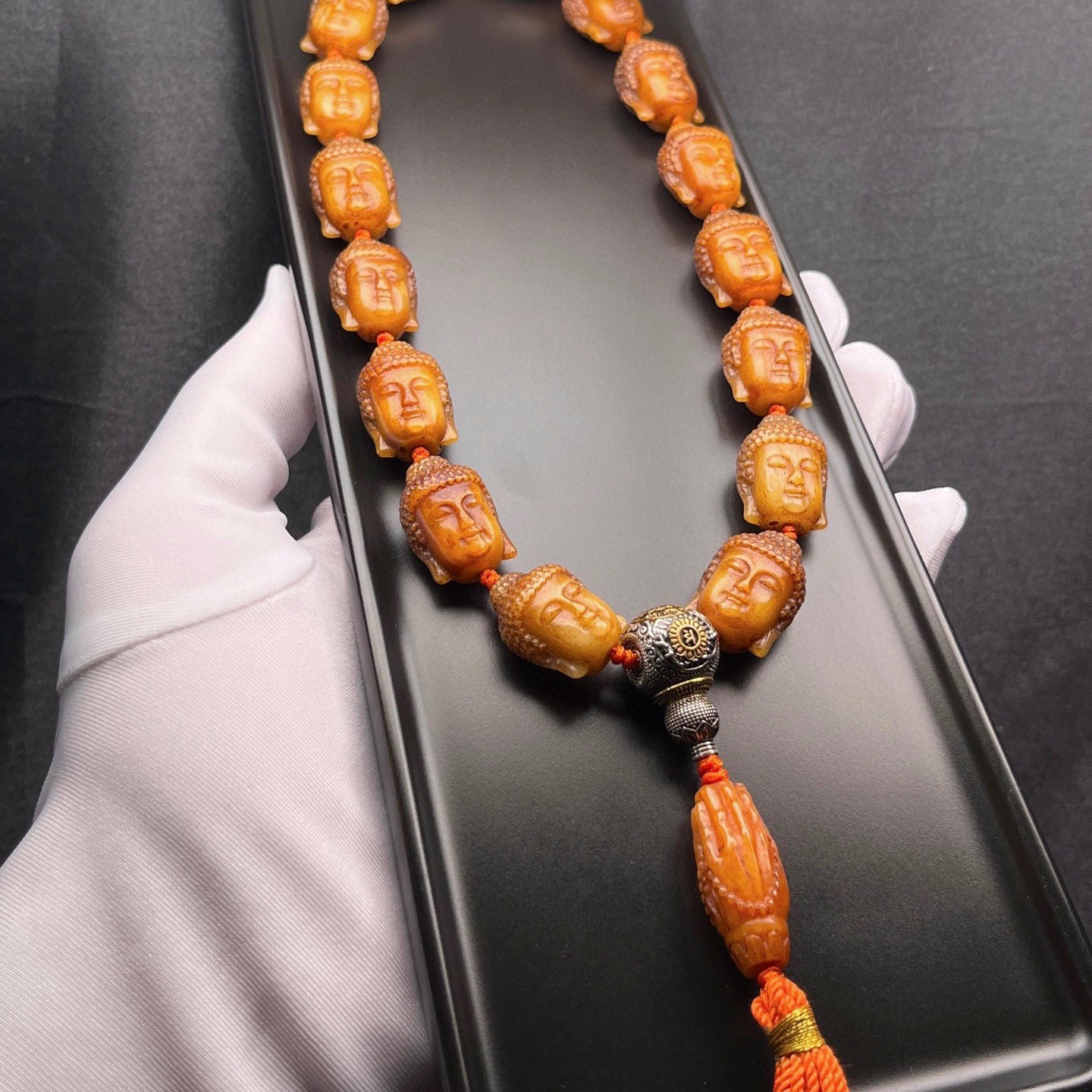 藏传骨艺手持牛骨串揉骨如玉佛头款