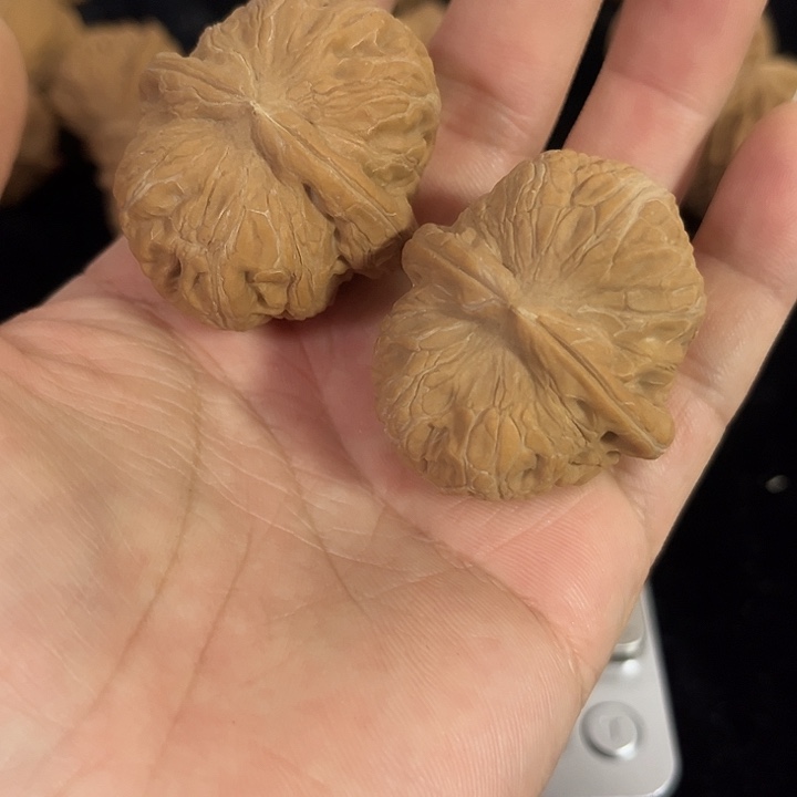 文玩核桃把件边37肚41左右微微微瑕元宝，编号00007