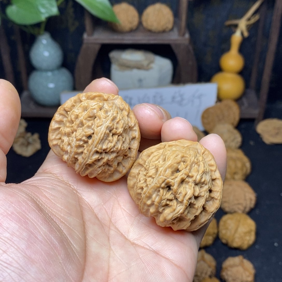 文玩核桃吊坠w**t40+三角白