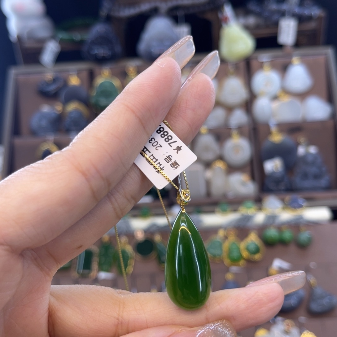 和田玉吊坠18K金镶嵌