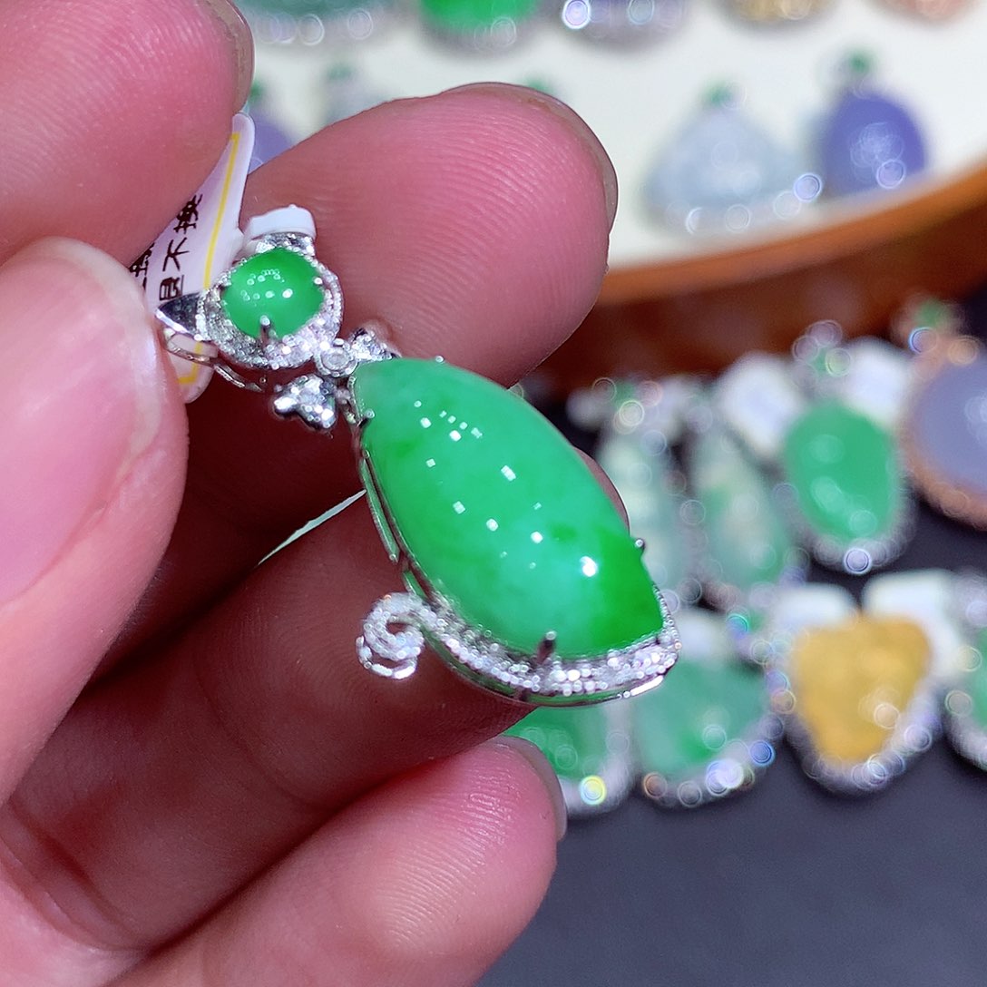 翡翠吊坠(不含链)18K金镶嵌