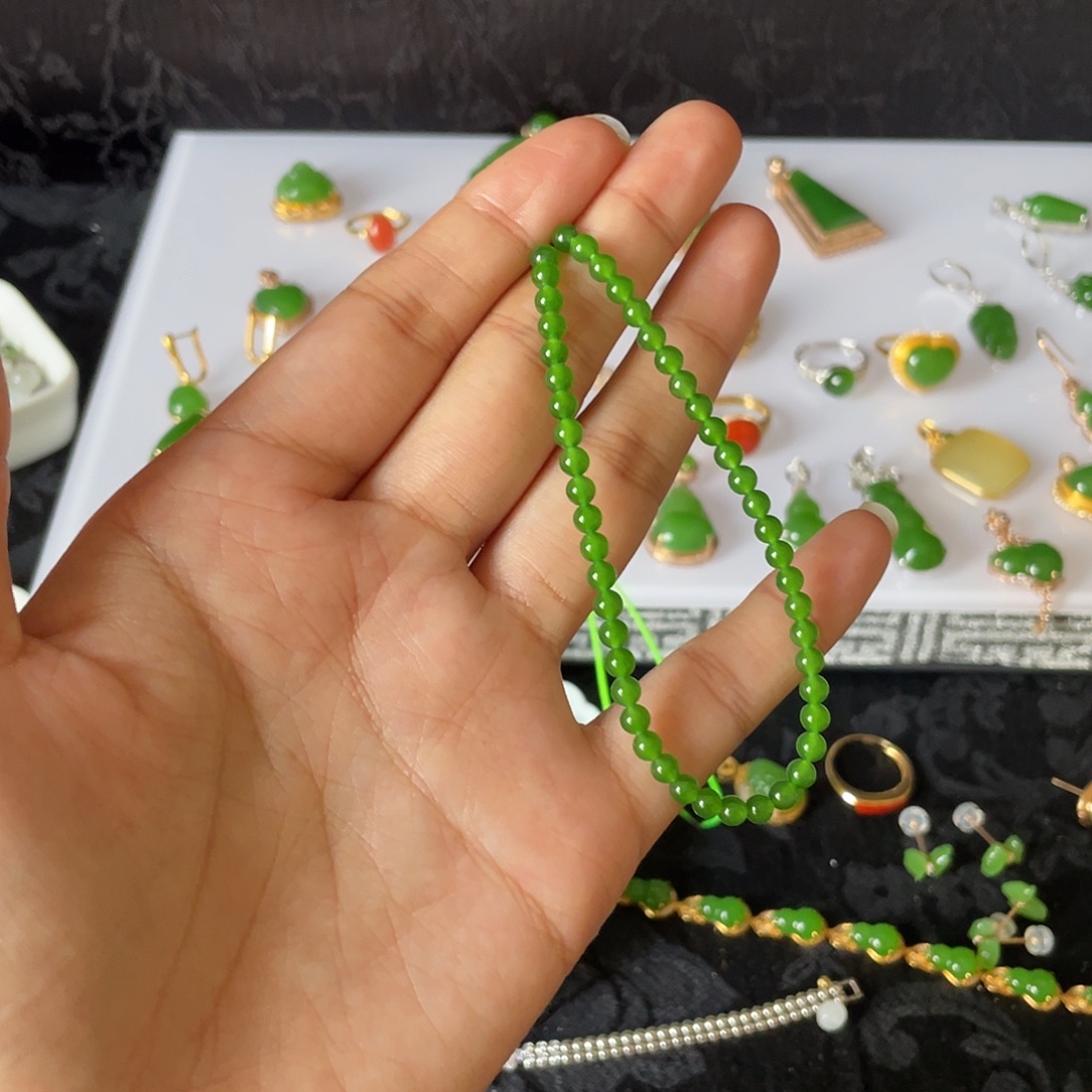 L***。和田玉未镶嵌手串