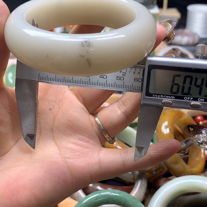 未镶嵌手镯石英质玉