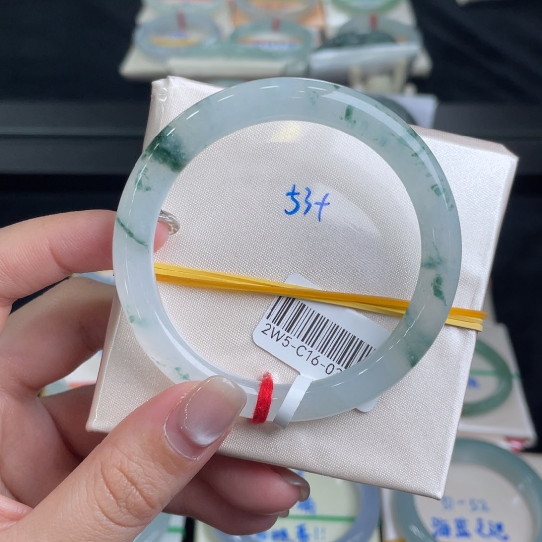 翡翠手镯未镶嵌翡翠