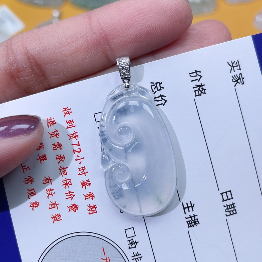 翡翠挂件18K金镶嵌可****娜如意