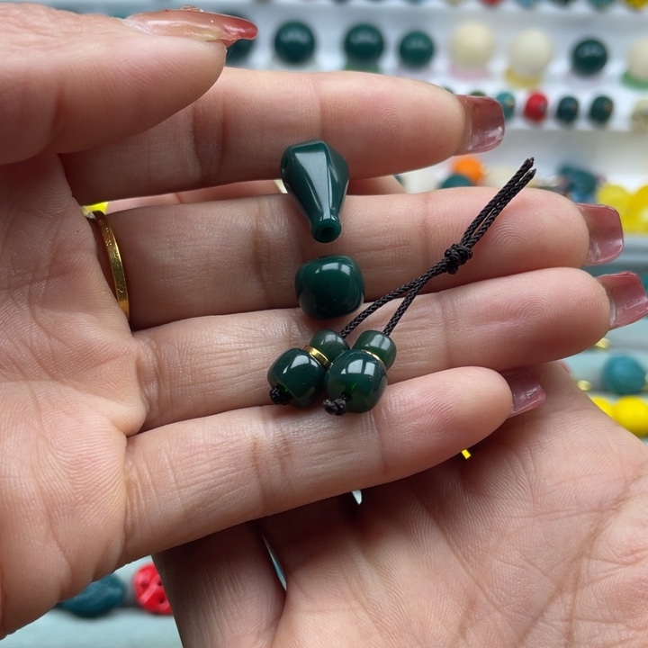 琉璃颈饰雪巴琉璃