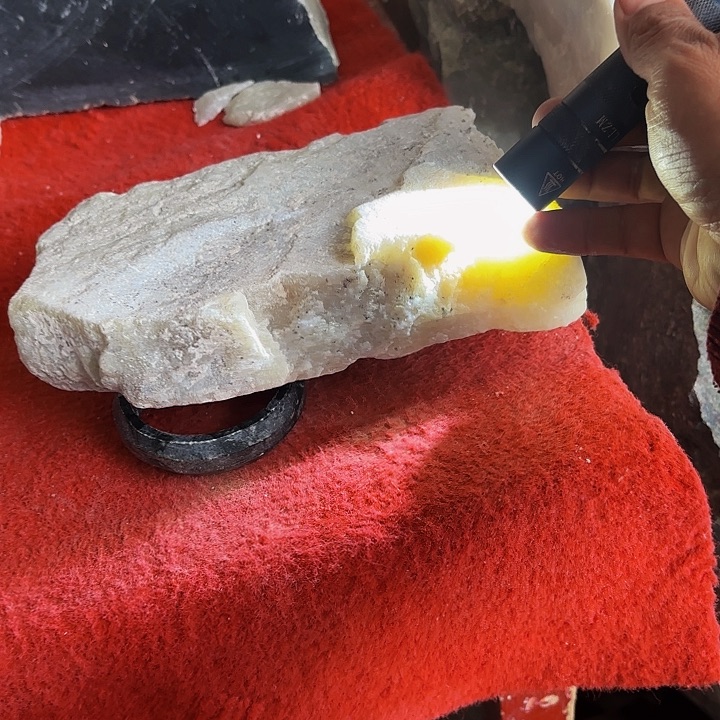 和田玉（糖玉）车挂未镶嵌