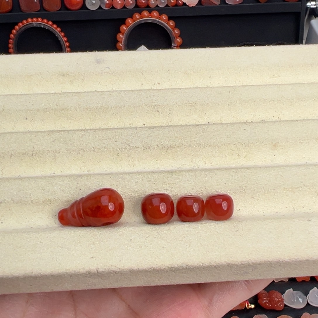 末***丶南红玛瑙未镶嵌颈饰三件套