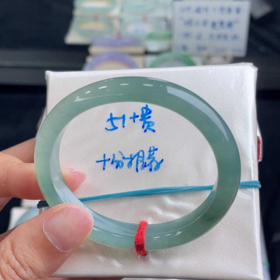 翡翠手镯未镶嵌翡翠手镯