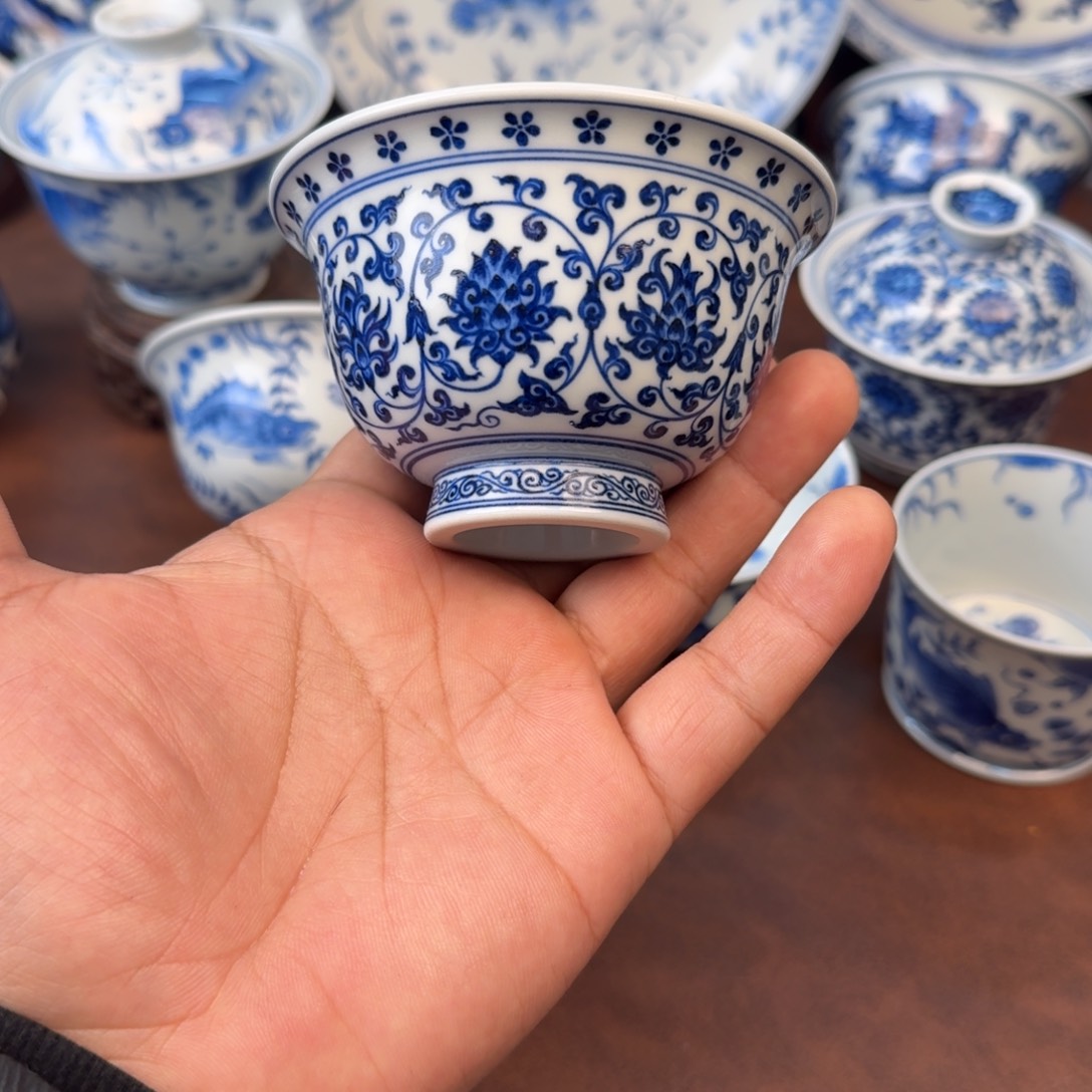 陶摆件缠枝莲压手狮子