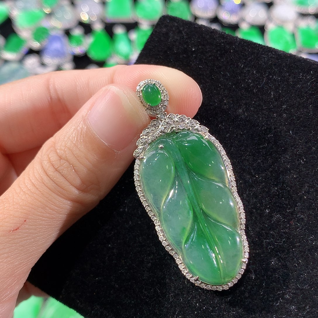 翡翠18K金镶嵌颈饰