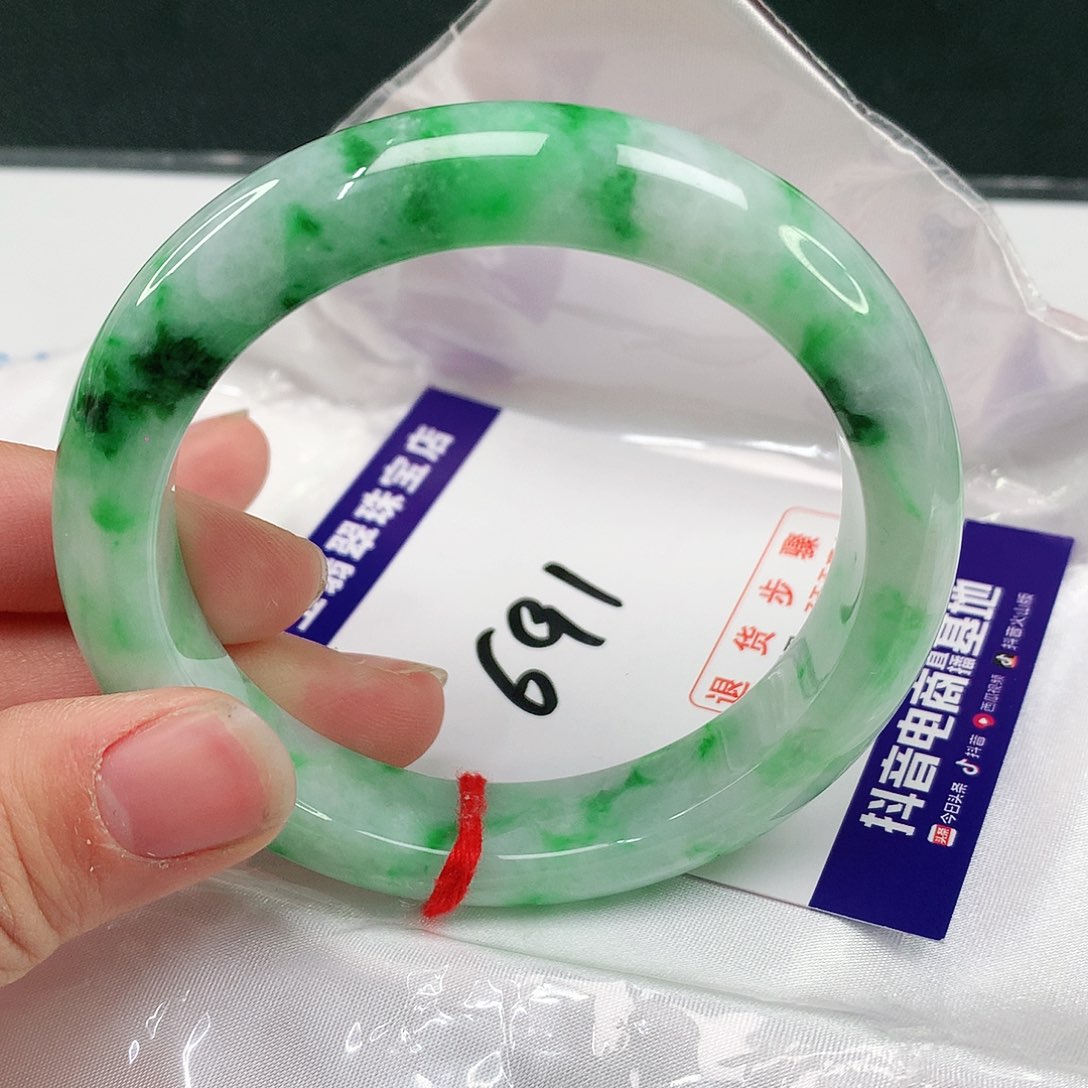 翡翠手镯未镶嵌翡翠