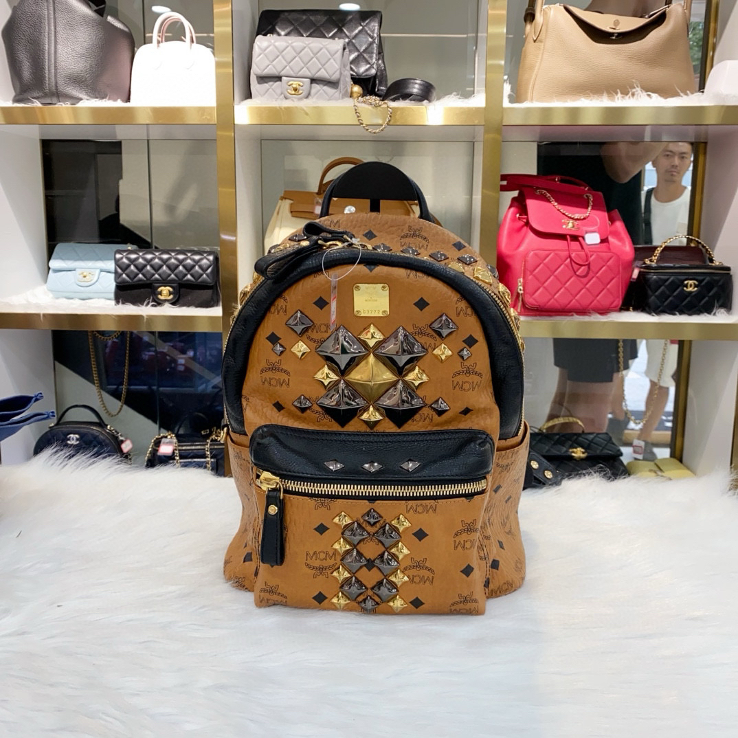 99新 MCM Mcm 老花铆钉双肩包 小号 