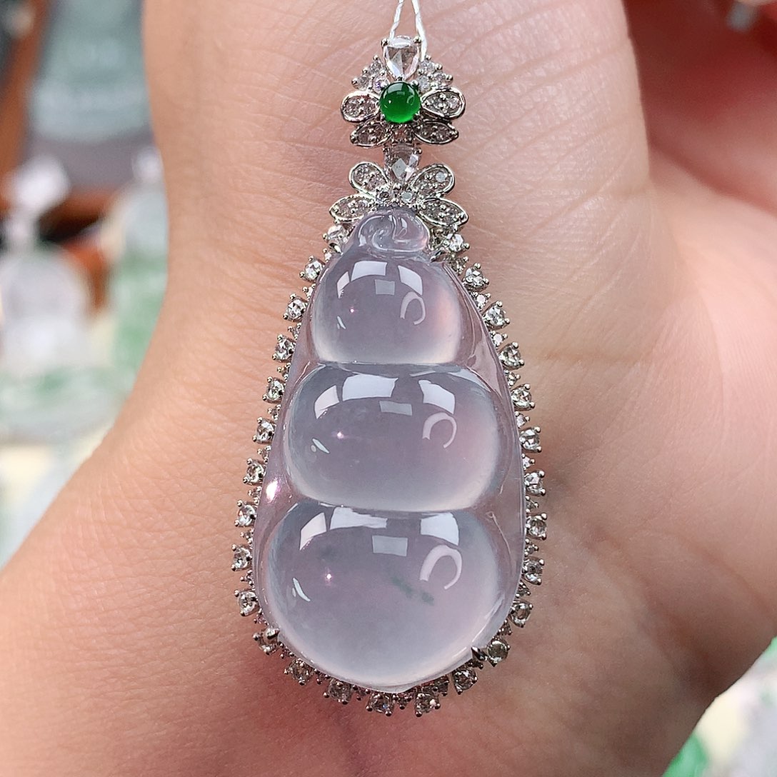 颈饰18K金镶嵌翡翠豆子