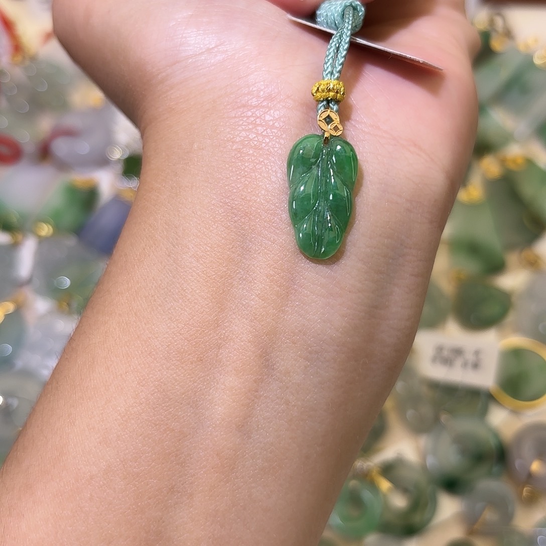 翡翠18K金镶嵌颈饰叶子