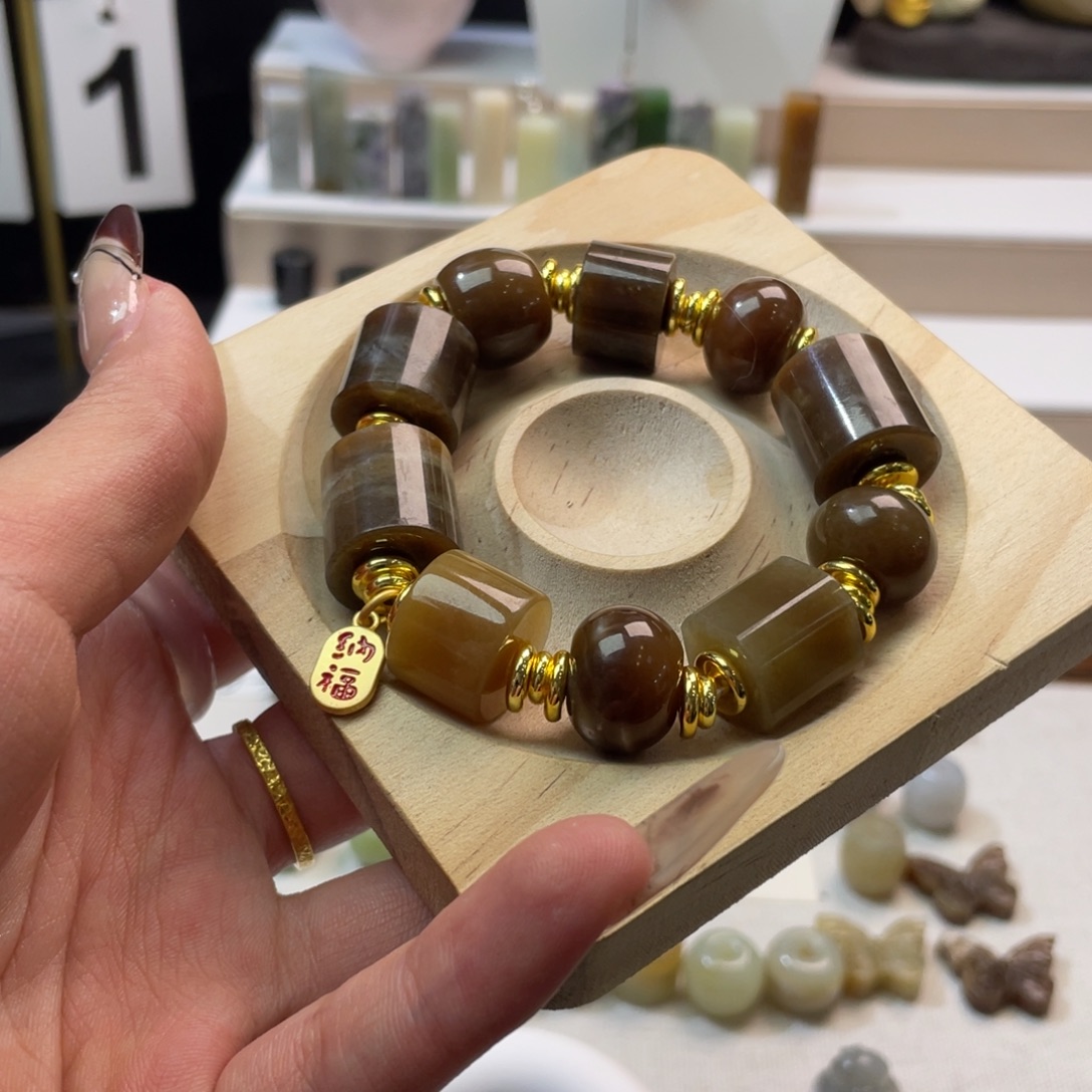 来****和田玉未镶嵌颈饰不退不换