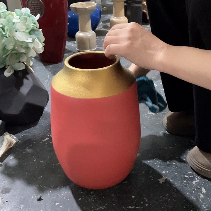 陶瓷花瓶，茶杯、茶具。