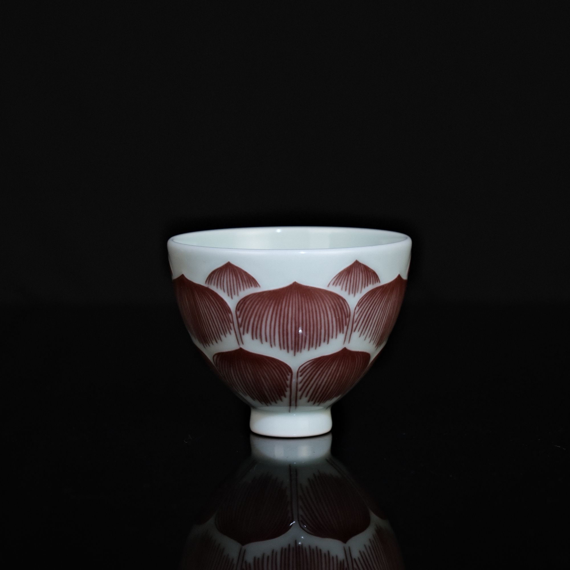 【器度甄选】景德镇 二亭焰 釉里红雕刻莲瓣鸡心杯