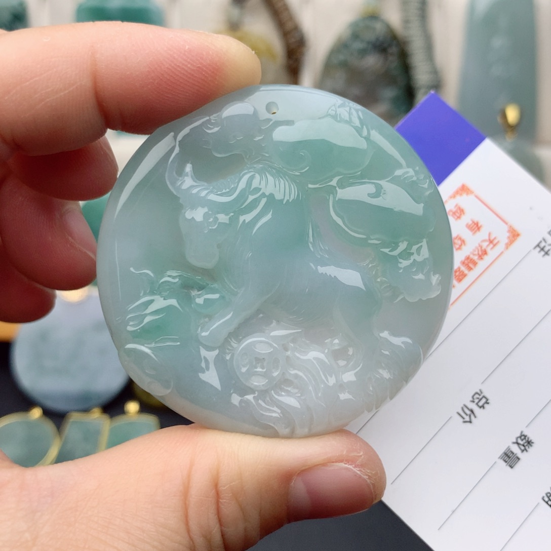 翡翠未镶嵌颈饰牛牌