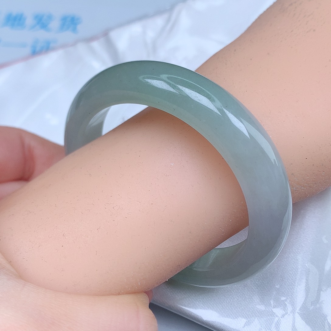 翡翠手镯未镶嵌天然
