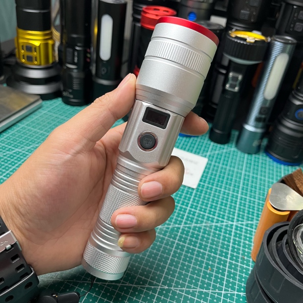 M712 银阙 电池外观小瑕疵特价款机械变焦铝合金电筒超亮远射强光