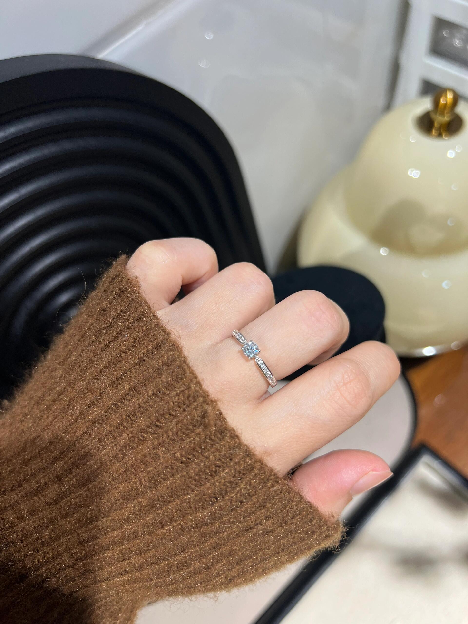 925银莫桑石戒指 【小米粒】30分纯银经典戒指简约合成碳硅石莫桑石