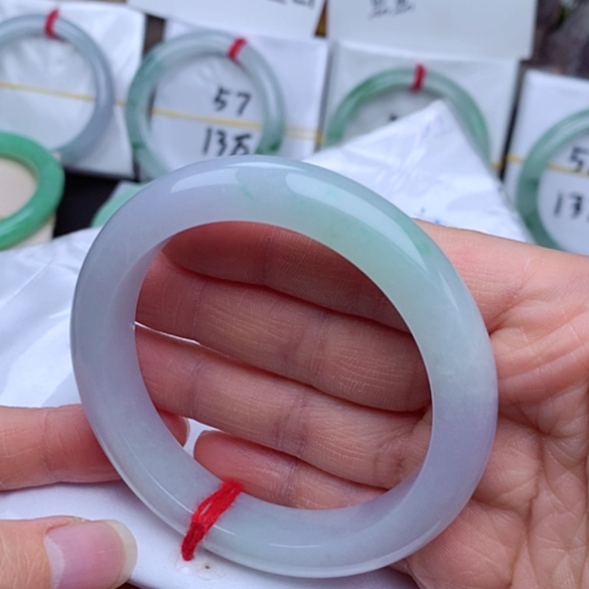 【闪购商品】翡翠手镯未镶嵌            正圈56冰白底青