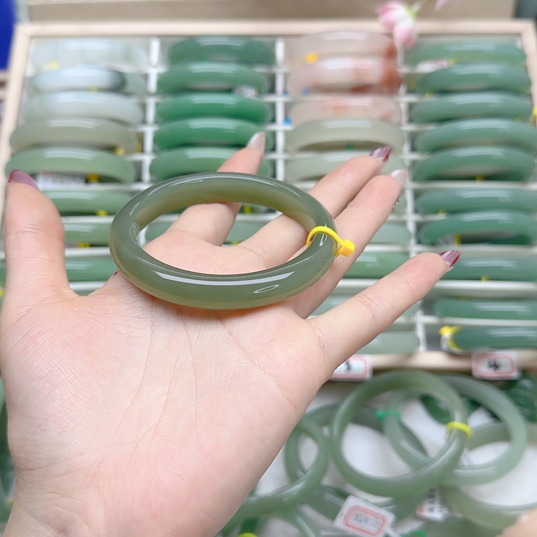 和田玉手镯未镶嵌深****?