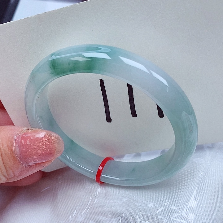 翡翠手镯未镶嵌翡翠