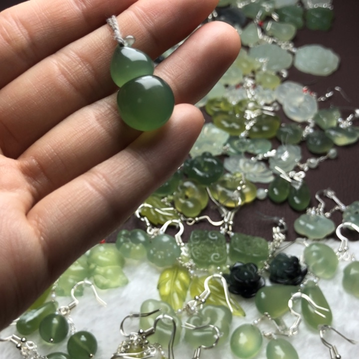 蛇纹石玉颈饰合金