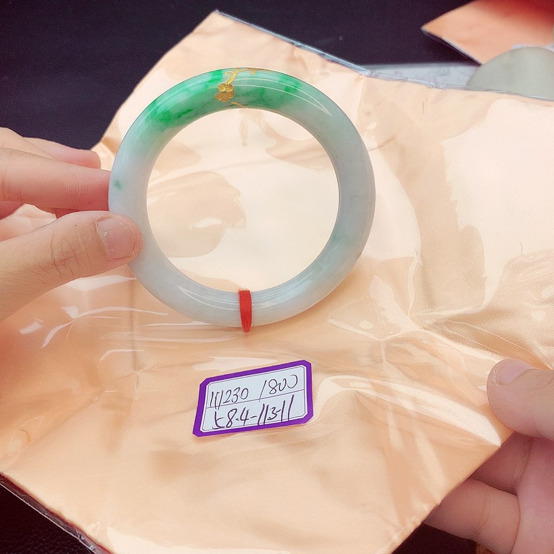 翡翠手镯未镶嵌翡翠
