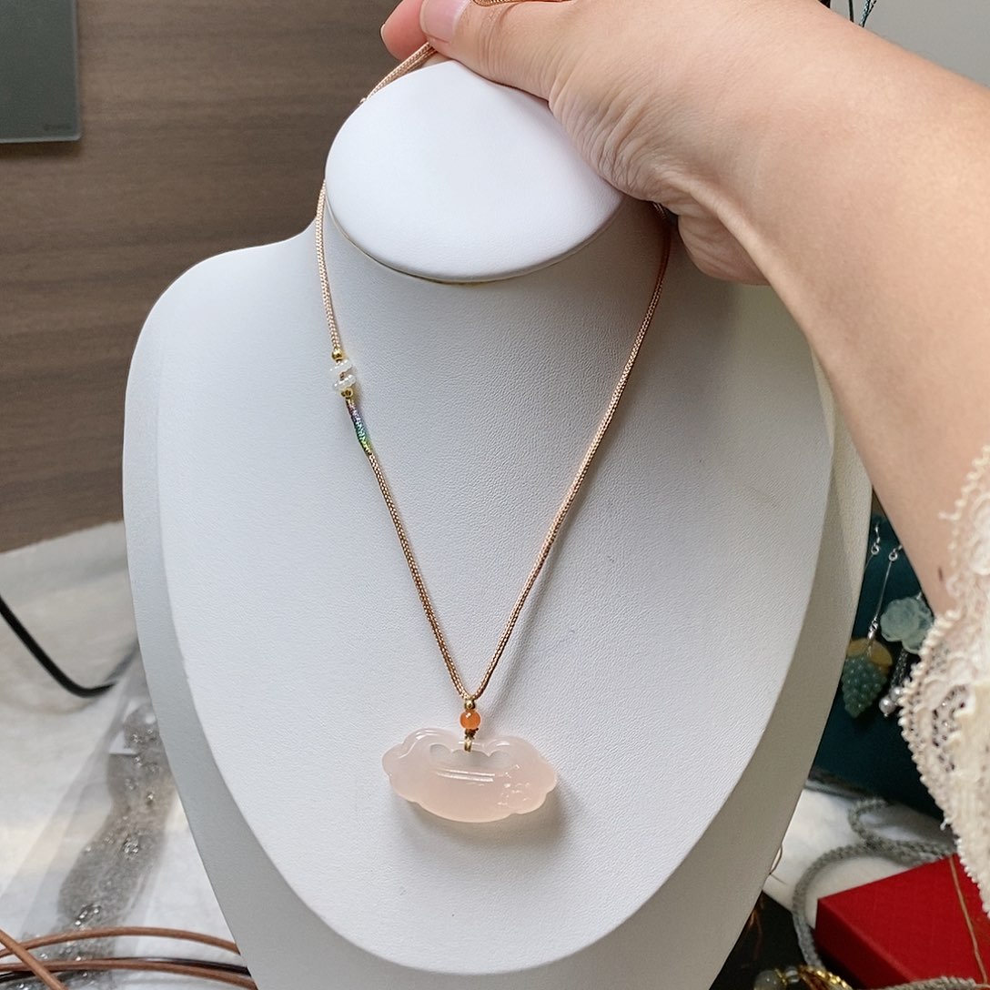 蛇纹石玉颈饰未镶嵌