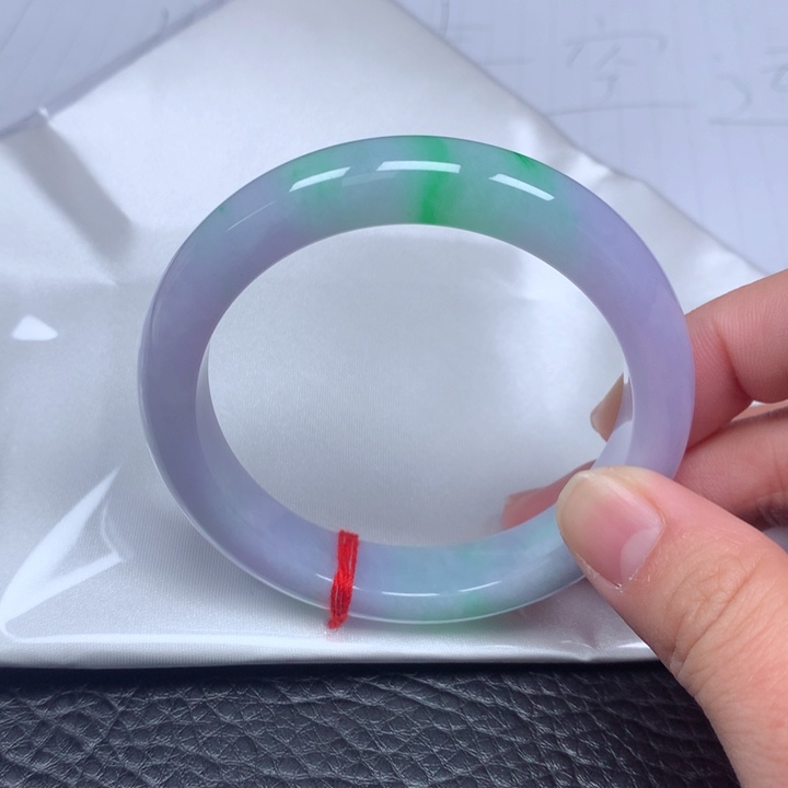 翡翠手镯未镶嵌。